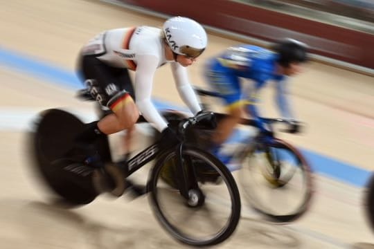 Emma Hinze (l) im olympischen Keirin-Wettbewerb.