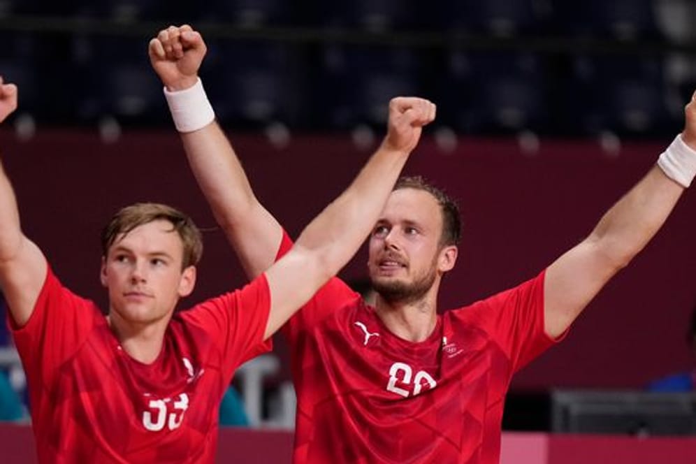 Die Dänen um Mathias Gidsel (l) und Henrik Toft Hansen spielen erneut um olympisches Gold.