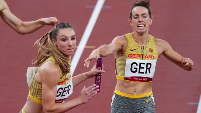 Carolina Krafzik (r) übergibt den Staffelstab an Laura Müller.