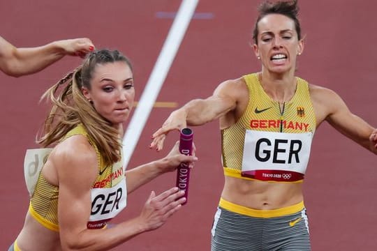 Carolina Krafzik (r) übergibt den Staffelstab an Laura Müller.