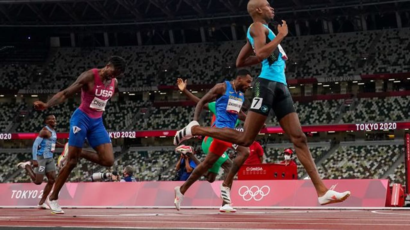Steven Gardiner (r) gewann nach seinem Titel bei der Leichtathletik-WM 2019 in Doha auch Olympia-Gold in Tokio über 400 Meter.