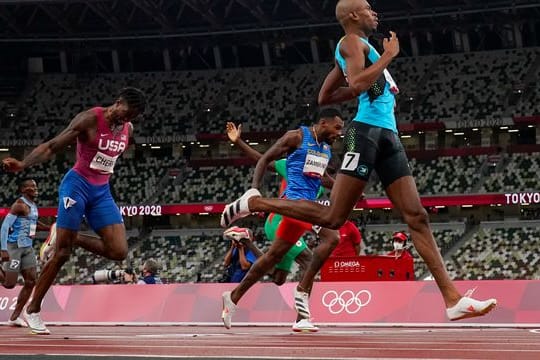 Steven Gardiner (r) gewann nach seinem Titel bei der Leichtathletik-WM 2019 in Doha auch Olympia-Gold in Tokio über 400 Meter.