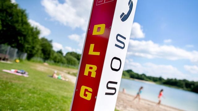Eine Notrufsäule der DLRG steht an einem Badesee im niedersächsischen Moormerland. Eine Notrufsäule der DLRG steht an einem Badesee im niedersächsischen Moormerland.