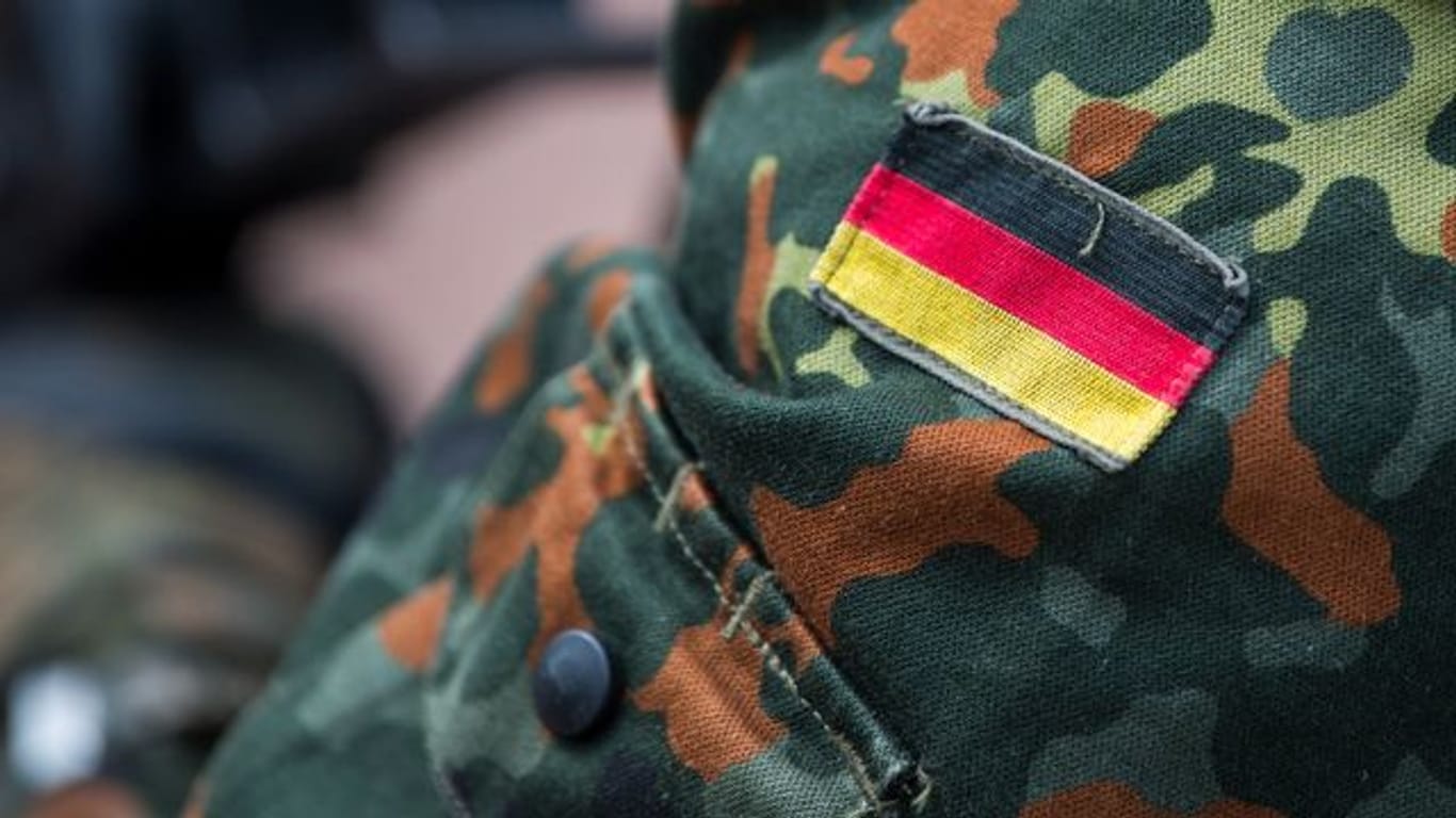 Die deutschen Farben auf dem Ärmel einer Bundeswehruniform.