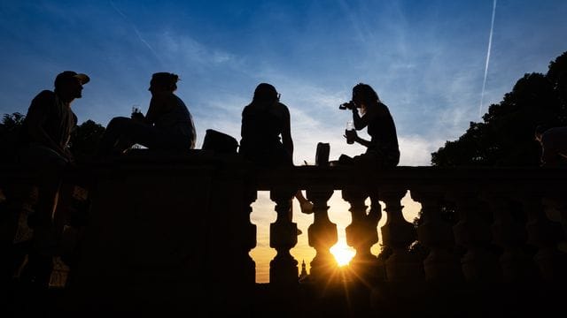 Deutsche genießen einen Sommerabend (Symbolbild): Die Delta-Variante des Coronavirus hat andere Varianten in Deutschland weitestgehend verdrängt. Deutsche genießen einen Sommerabend (Symbolbild): Die Delta-Variante des Coronavirus hat andere Varianten in Deutschland weitestgehend verdrängt.
