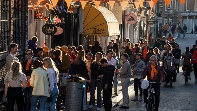 In den Niederlanden feiern die Menschen während der Pandemie auf der Straße - trotz hoher Infektionszahlen (Archivbild). In den Niederlanden feiern die Menschen während der Pandemie auf der Straße - trotz hoher Infektionszahlen (Archivbild).