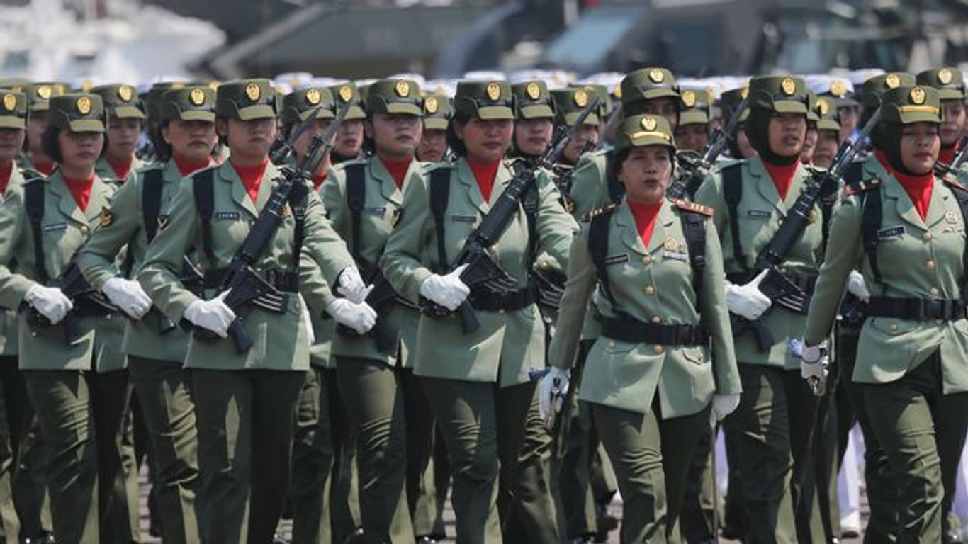 Soldatinnen der indonesischen Armee marschieren während einer Parade anlässlich des 74.