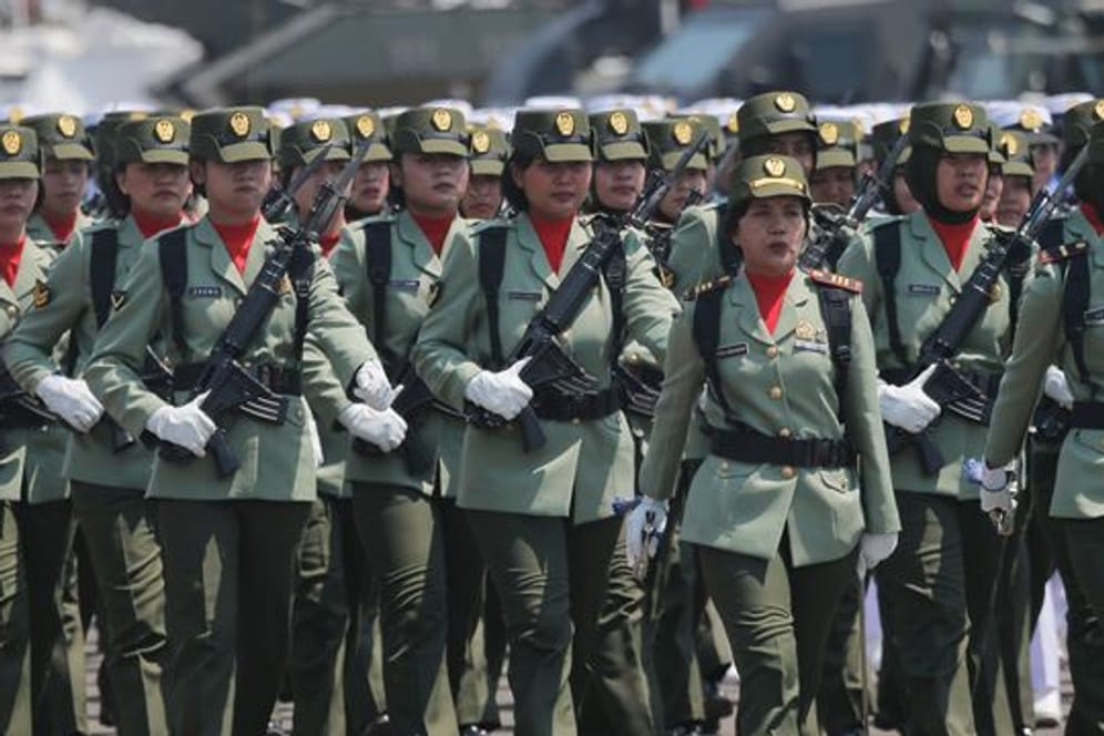 Soldatinnen der indonesischen Armee marschieren während einer Parade anlässlich des 74.