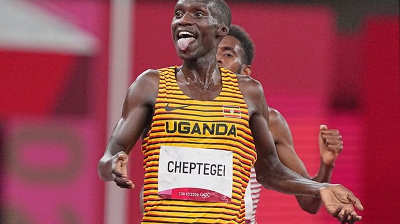 Joshua Cheptegei holte sich in 12:58,15 Minuten den Olympiasieg über 5000 Meter.
