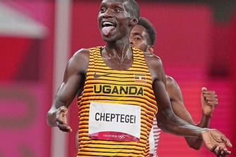 Joshua Cheptegei holte sich in 12:58,15 Minuten den Olympiasieg über 5000 Meter.