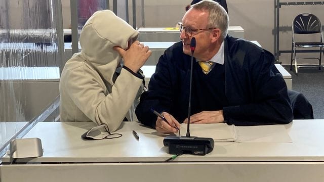Ein Angeklagter (l) im Prozess um die Drogen-Plattform "Chemical Revolution" sitzt im Landgericht Gießen neben seinem Anwalt. Ein Angeklagter (l) im Prozess um die Drogen-Plattform "Chemical Revolution" sitzt im Landgericht Gießen neben seinem Anwalt.