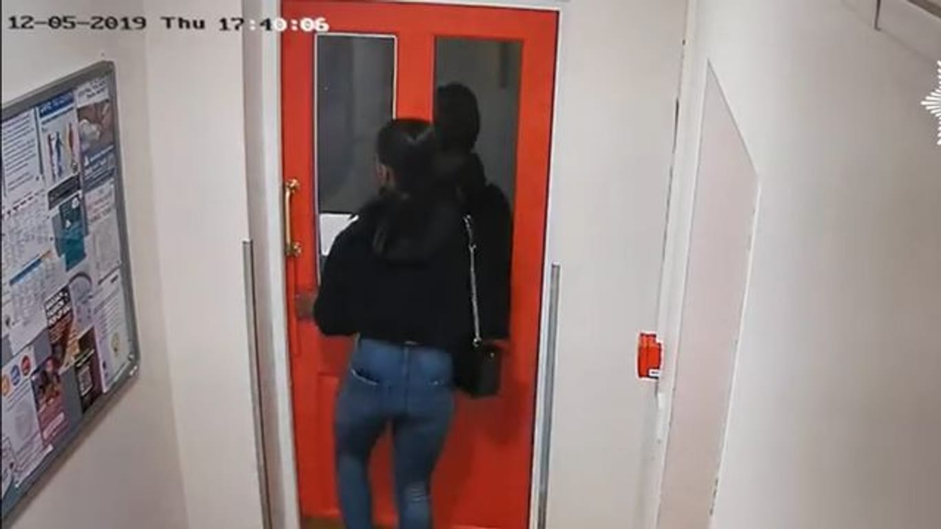 Das Standbild einer Überwachungskamera zeigt die junge Frau beim Verlassen ihres Hauses.