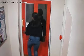 Das Standbild einer Überwachungskamera zeigt die junge Frau beim Verlassen ihres Hauses.