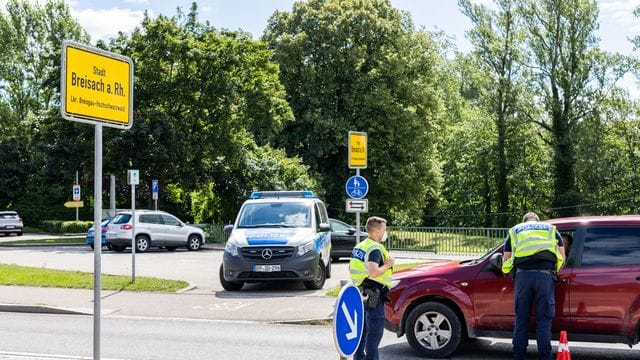 Beamte der Bundespolizei kontrollieren an der Rheinbrücke in Breisach aus Frankreich kommende Fahrzeuge.