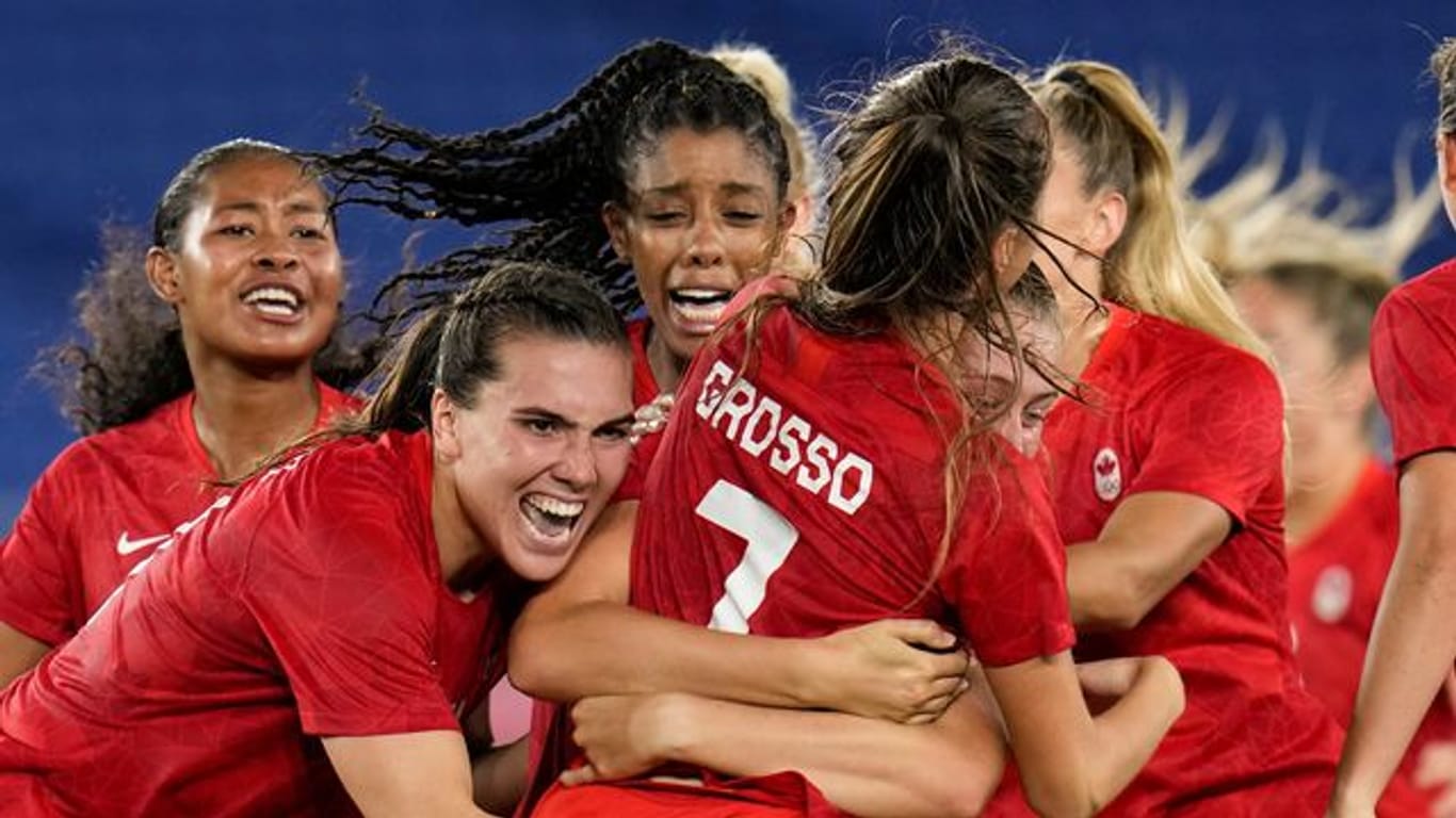 Die Frauenfußball-Nationalmannschaft aus Kanada gewann erstmals die Goldmedaille.