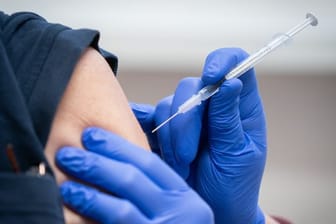 Die DFL hat einem Bericht zufolge bei den Clubs der Fußball-Bundesliga für die Vorteile einer Impfung gegen das Coronavirus geworben.