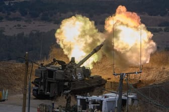 Die libanesische Schiitenmiliz Hisbollah hat von Israel besetztes Gebiet mit Raketen beschossen.