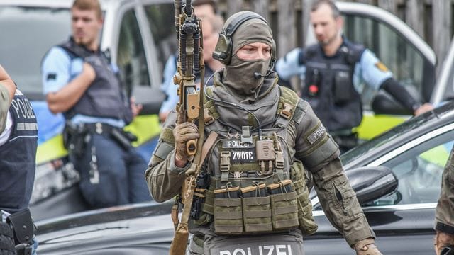 Polizisten und ein Spezialkommando der Polizei im Einsatz. Polizisten und ein Spezialkommando der Polizei im Einsatz.