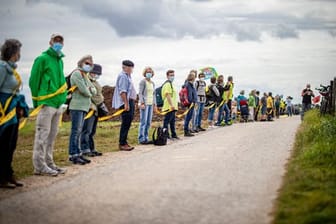 Umwelt- und Klimaschützer sowie Bewohner der angrenzenden Dörfer bilden am Rande des Braunkohletagebaus Garzweiler eine Menschenkette.