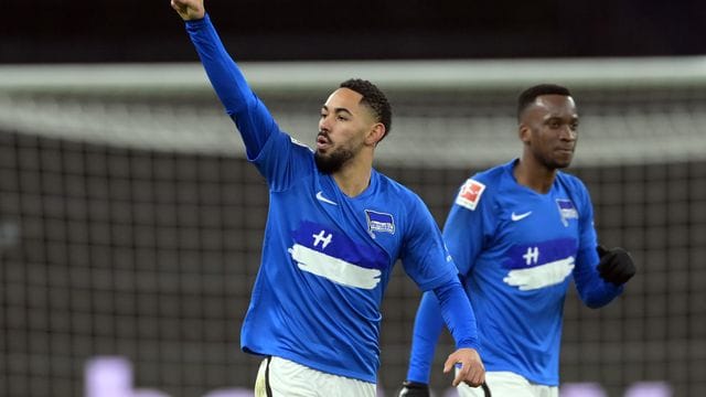 Herthas Matheus Cunha (l) jubelt neben Dodi Lukebakio über einen Treffer.