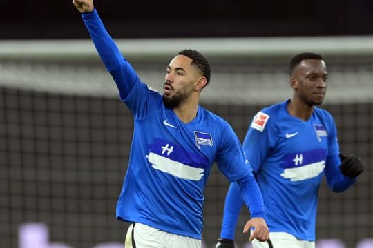 Herthas Matheus Cunha (l) jubelt neben Dodi Lukebakio über einen Treffer.