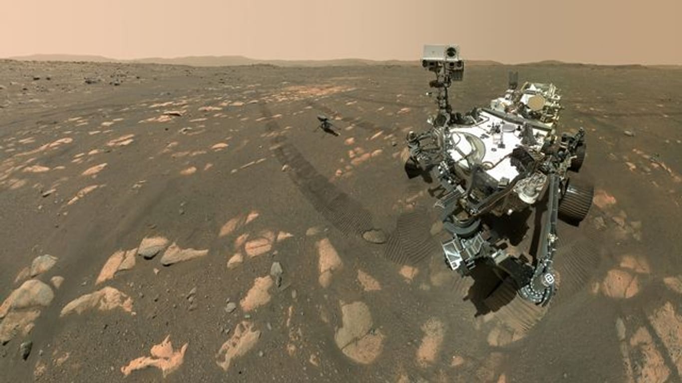 Der US-Rover "Perseverance" und der Mini-Hubschrauber "Ingenuity" auf dem Mars.