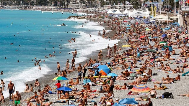 Der Stand von Nizza an der berühmten Promenade des Anglais.