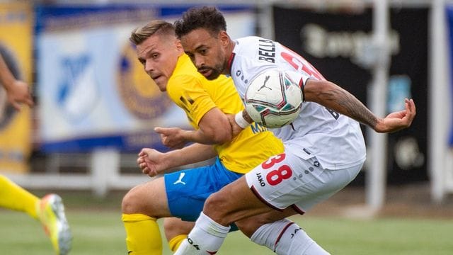 Leverkusens Karim Bellarabi (vorn) und Leipzigs Damir Mehmedovic im Zweikampf um den Ball. Leverkusens Karim Bellarabi (vorn) und Leipzigs Damir Mehmedovic im Zweikampf um den Ball.
