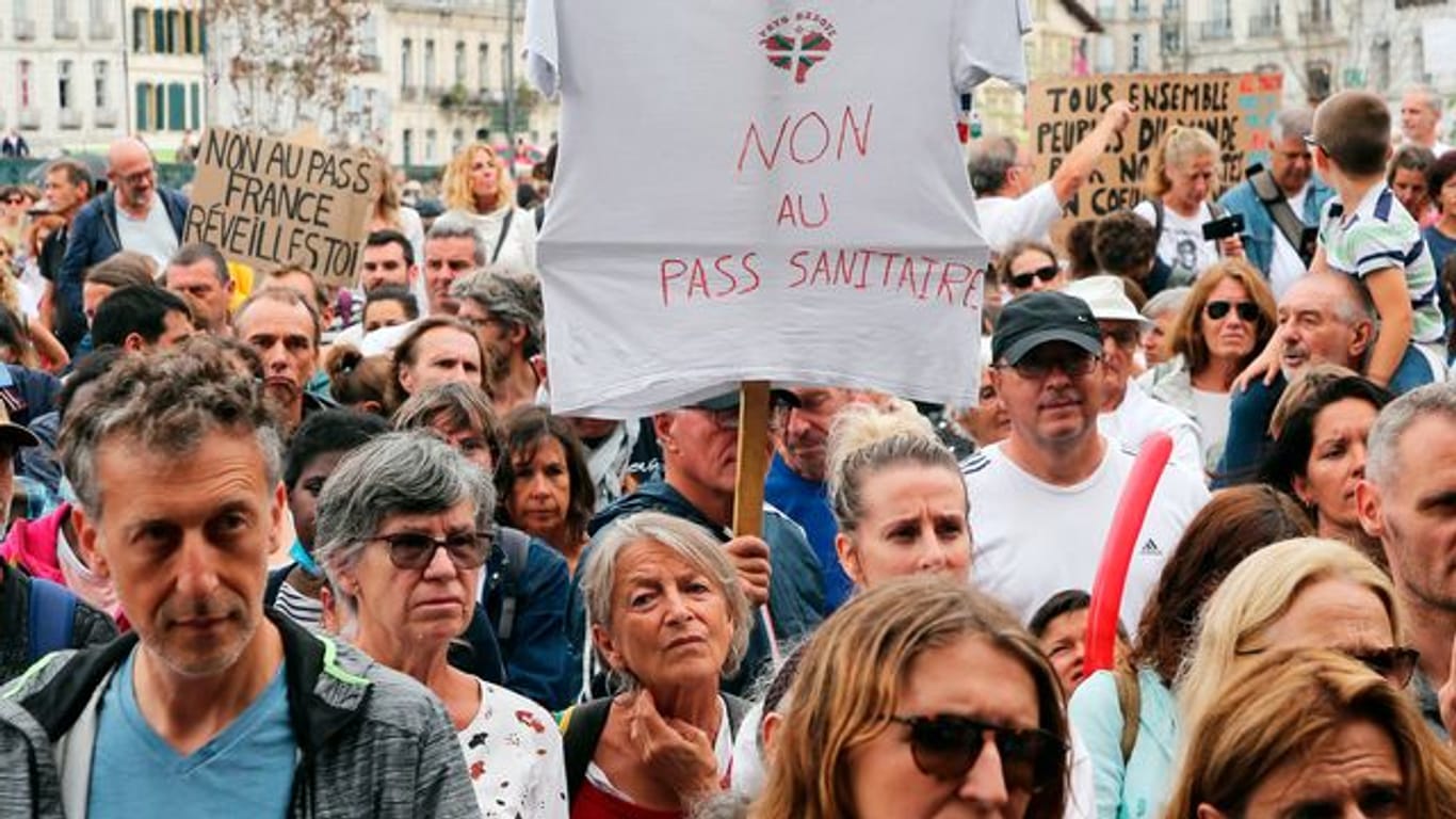 Protestteilnehmer ziehen ohne Mund-Nasen-Schutz durch Biarritz.