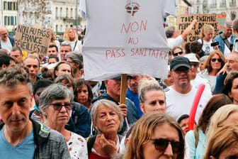 Protestteilnehmer ziehen ohne Mund-Nasen-Schutz durch Biarritz.