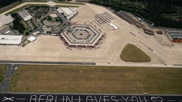 Tische bilden auf der Startbahn des ehemaligen Berliner Flughafens Tegel den Schriftzug "Berlin loves you". Tische bilden auf der Startbahn des ehemaligen Berliner Flughafens Tegel den Schriftzug "Berlin loves you".