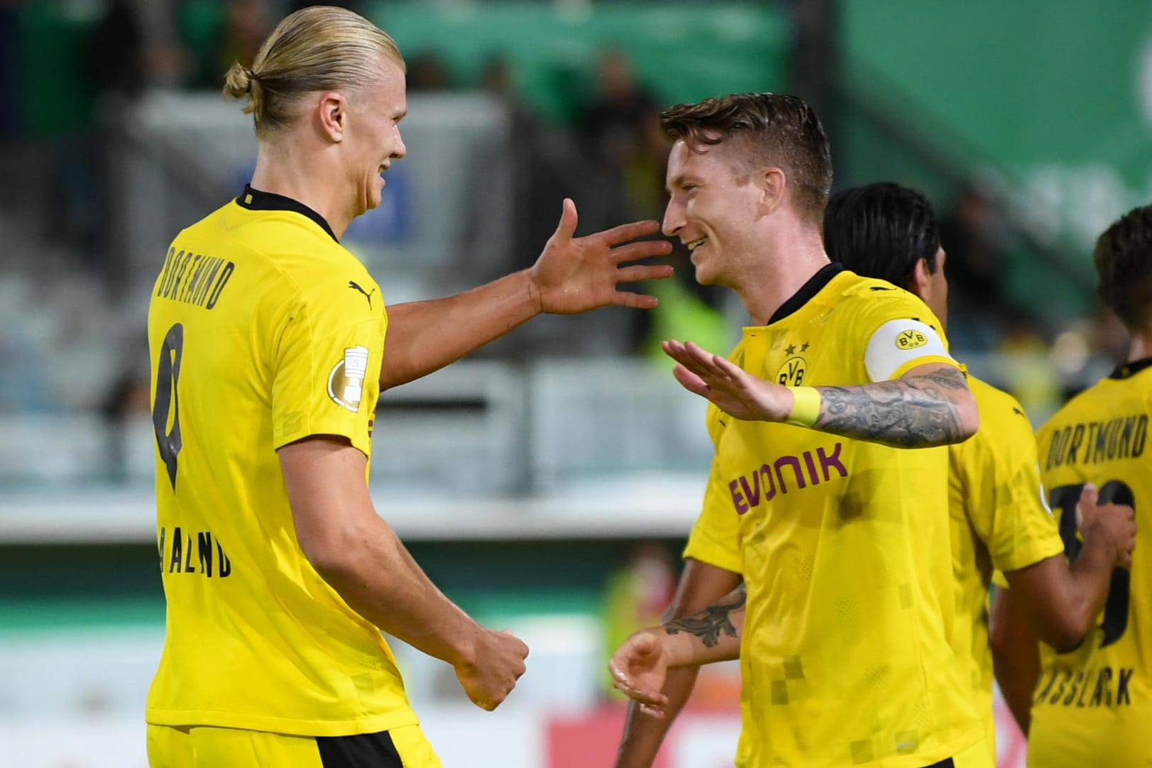 Matchwinner: Haaland (l.) jubelt mit Teamkollege Reus.