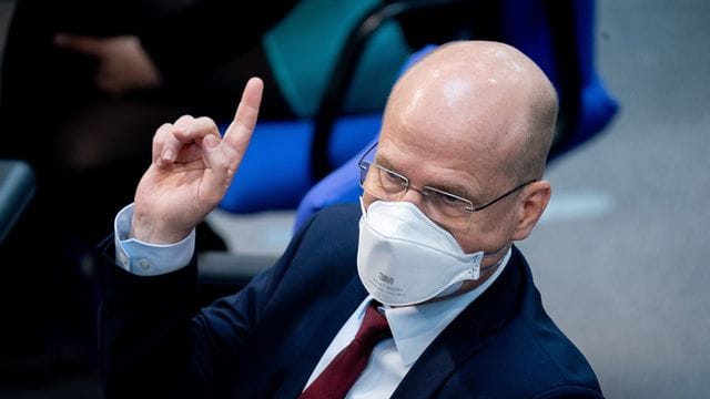 Es werde zu viel über den angeblichen indirekten Impfzwang geredet und zu wenig über die Rechte von Geimpften, befindet CDU-Politiker Ralph Brinkhaus.