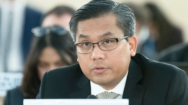 "Schrecklicher" Plan: Zwei in den USA lebende Männer aus Myanmar sollen ein Komplott gegen UN-Botschafter Kyaw Moe Tun geschmiedet haben. "Schrecklicher" Plan: Zwei in den USA lebende Männer aus Myanmar sollen ein Komplott gegen UN-Botschafter Kyaw Moe Tun geschmiedet haben.