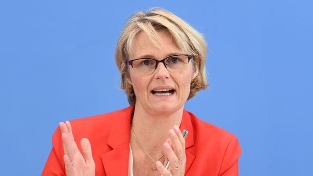 "Mit dem CO2-Preis haben wir ein wirkungsvolles Instrument geschaffen", sagt CDU-Forschungsministerin Anja Karliczek. "Mit dem CO2-Preis haben wir ein wirkungsvolles Instrument geschaffen", sagt CDU-Forschungsministerin Anja Karliczek.
