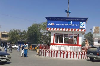Eine Taliban-Flagge weht auf einem Platz in Kundus.