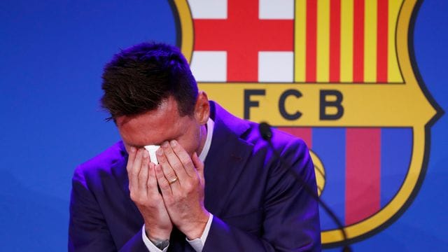 Lionel Messi verlässt den FC Barcelona und war zu Beginn der Pressekonferenz sichtlich ergriffen.