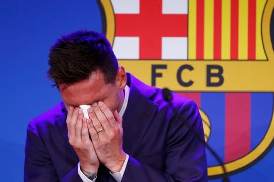 Lionel Messi verlässt den FC Barcelona und war zu Beginn der Pressekonferenz sichtlich ergriffen.