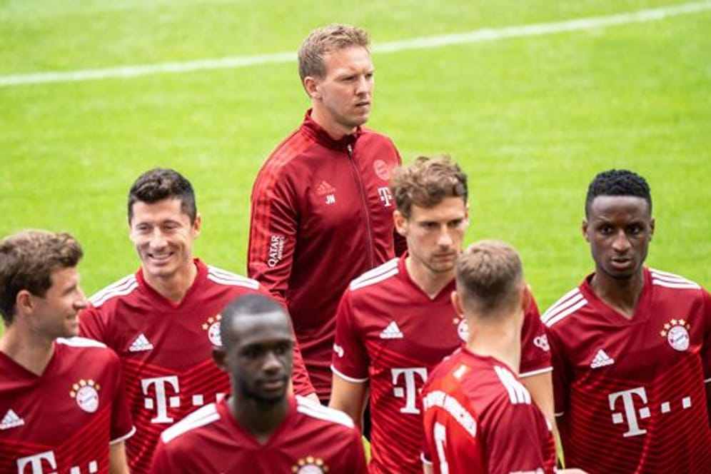 Trainer Julian Nagelsmann (h) blieb beim FC Bayern München in der Vorbereitung ohne Sieg.