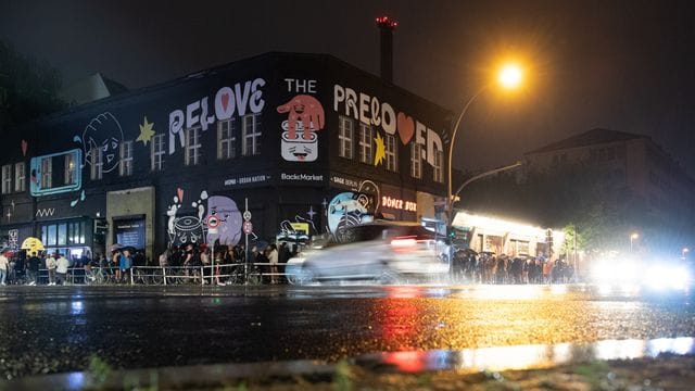 Lange Schlange vor dem Berliner Kitkat-Club.