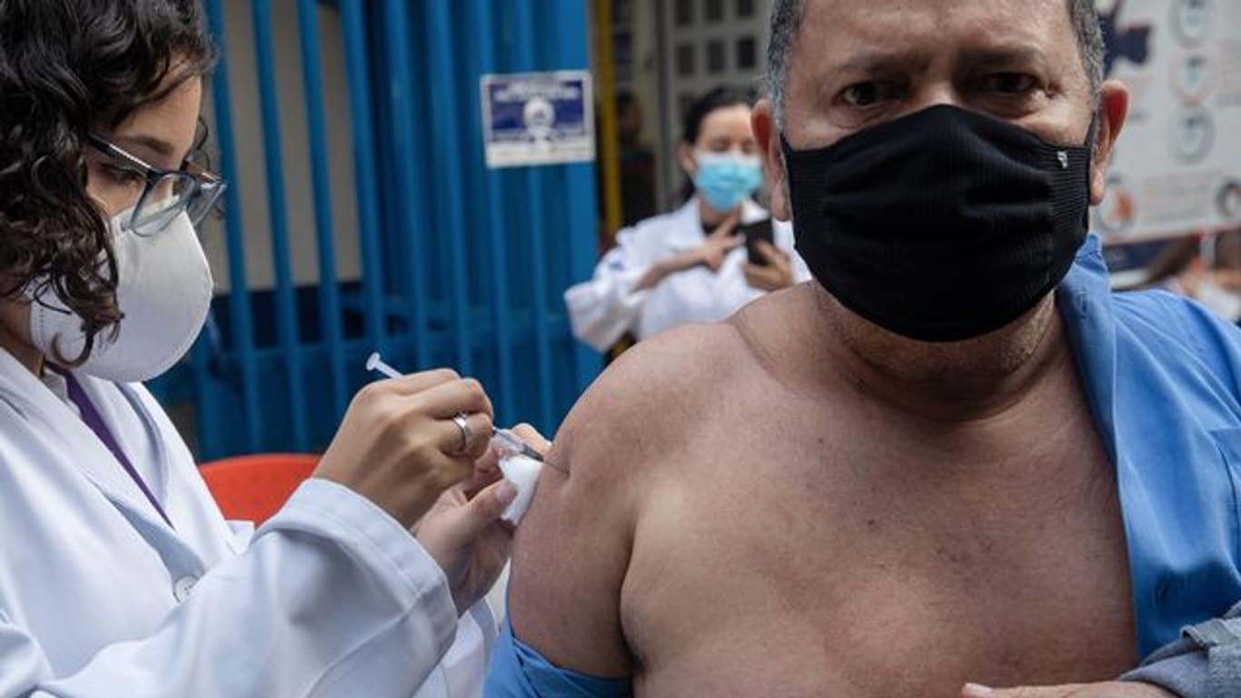 Ein Mann wird in Sao Paulo mit dem Biontech/Pfizer-Vakzin geimpft.