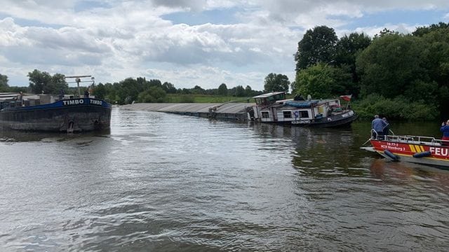Nach einer Kollision auf der Weser ist ein mit Mais beladenes Schiff untergegangen. Nach einer Kollision auf der Weser ist ein mit Mais beladenes Schiff untergegangen.