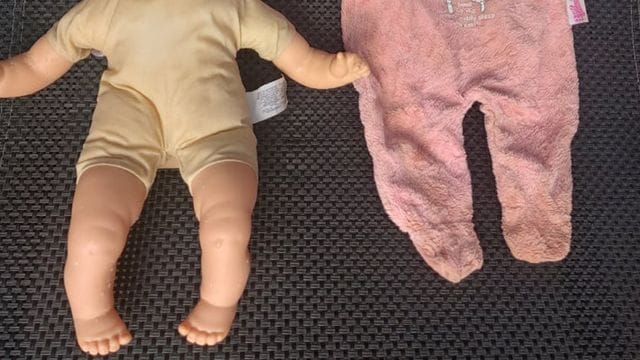 Die Puppe kehrt wieder heim.