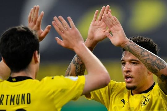 Dortmunds Giovanni Reyna (l) jubelt nach einem Treffer mit Jadon Sancho.