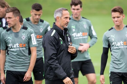 Der Gladbacher Trainer Adi Hütter verfolgt das Training seiner Mannschaft.