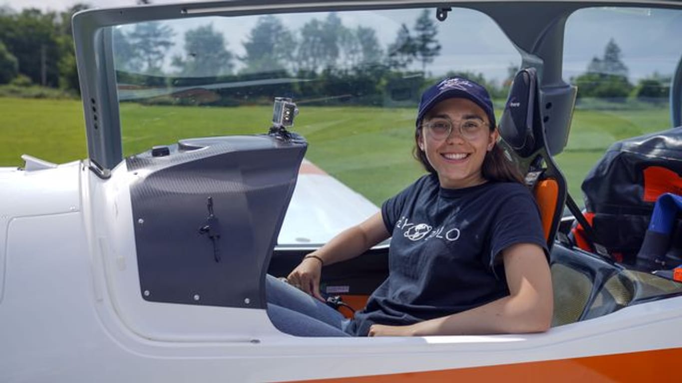 Die belgische Pilotin Zara Rutherford will in einem "Shark"-Ultraleichtflugzeug um die Welt fliegen.