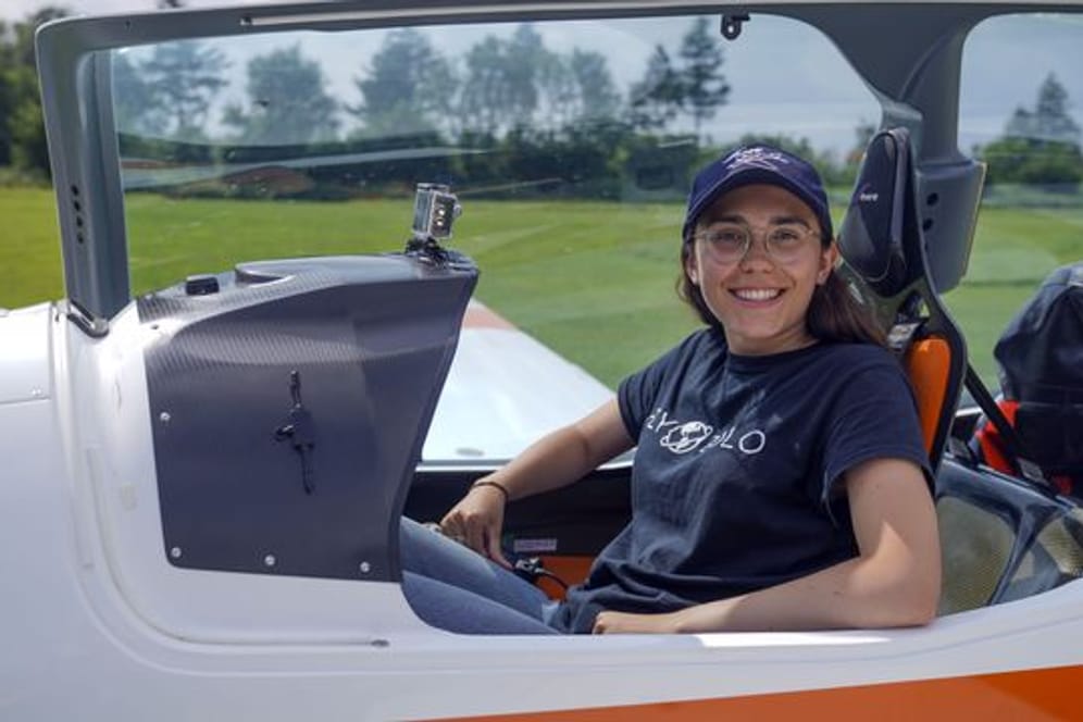 Die belgische Pilotin Zara Rutherford will in einem "Shark"-Ultraleichtflugzeug um die Welt fliegen.