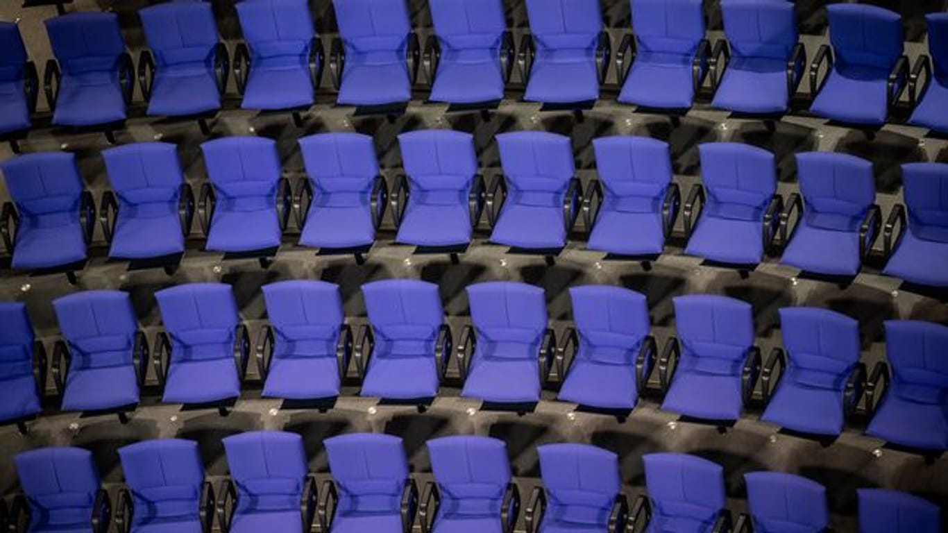 Stühle für die Abgeordneten im Plenarsaal des Bundestages.