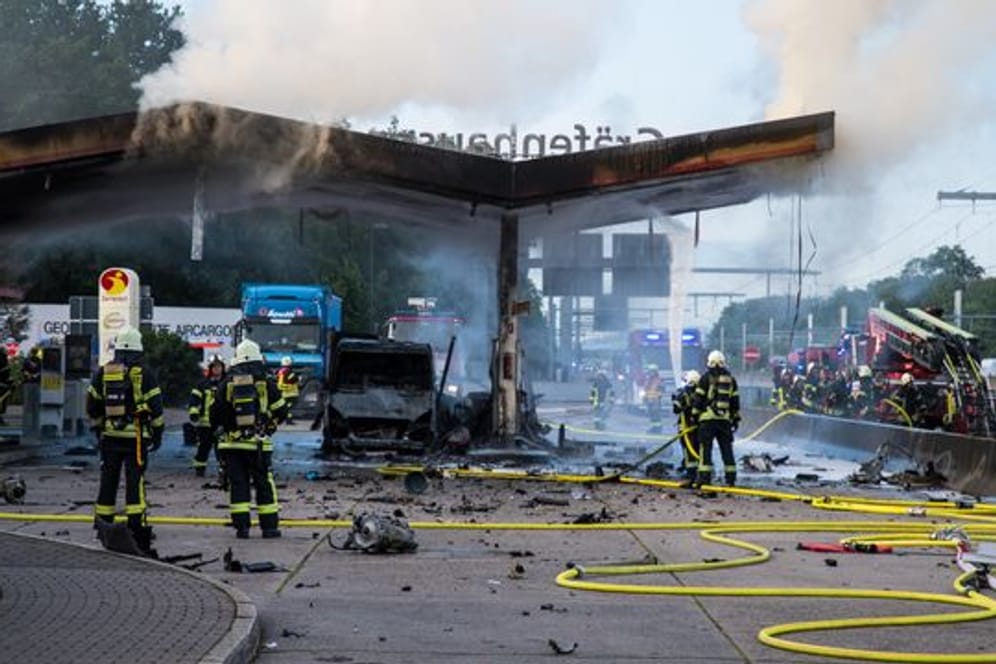 Rund 140 Einsatzkräfte der Feuerwehr löschten den Brand an der Autobahn-Tankstelle Gräfenhausen Ost.