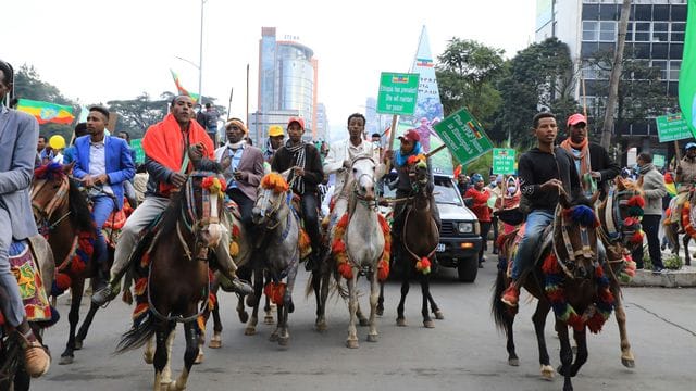 Demonstranten reiten durch Äthiopiens Hauptstadt Addis Abeba, um ihr Bekenntnis zur Unterstützung der nationalen Armee im Kampf gegen die Partei Volksbefreiungsfront von Tigray (TPLF) zu erneuern.